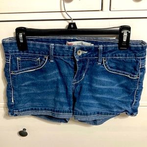 Levi’s denim shorts in size 5